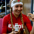atleta mujer tomando lactoferrina