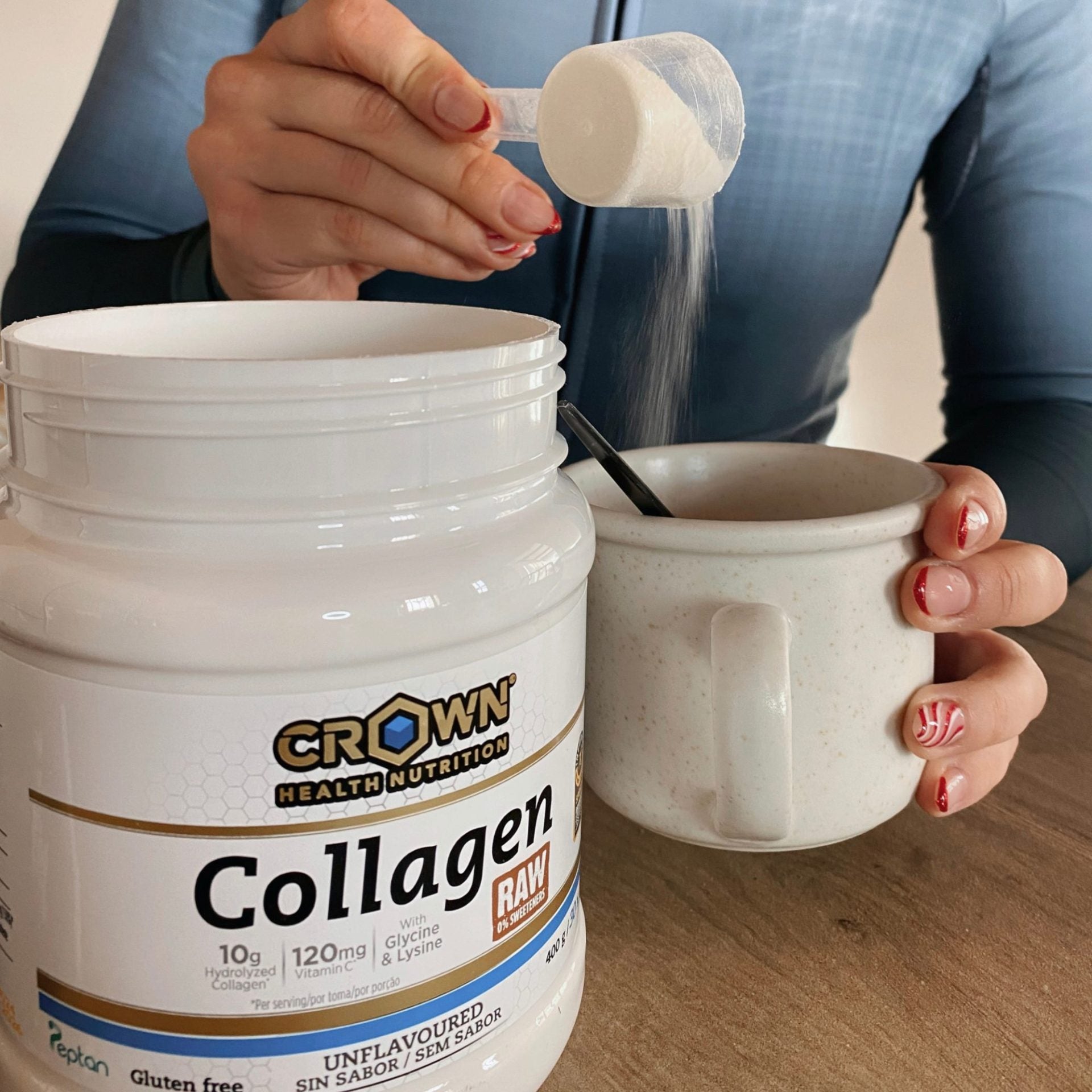 tomando colágeno con desayuno