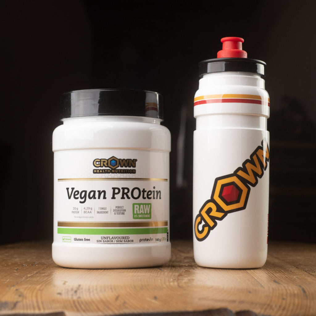Preparación de un batido con Vegan PROtein RAW sin edulcorantes, mostrando polvo proteico en un vaso