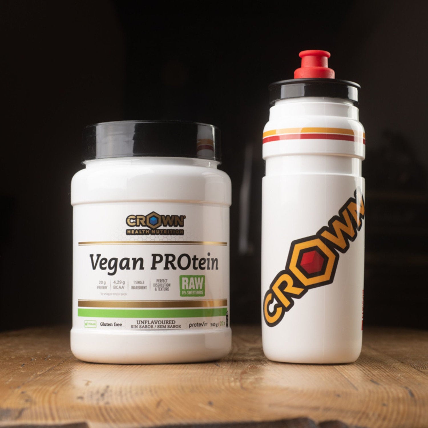 Preparación de un batido con Vegan PROtein RAW sin edulcorantes, mostrando polvo proteico en un vaso